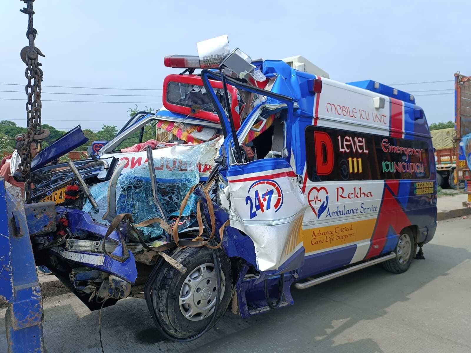 ट्रक से टकरायी एंबुलेंस, महिला की मौत, चालक घायल