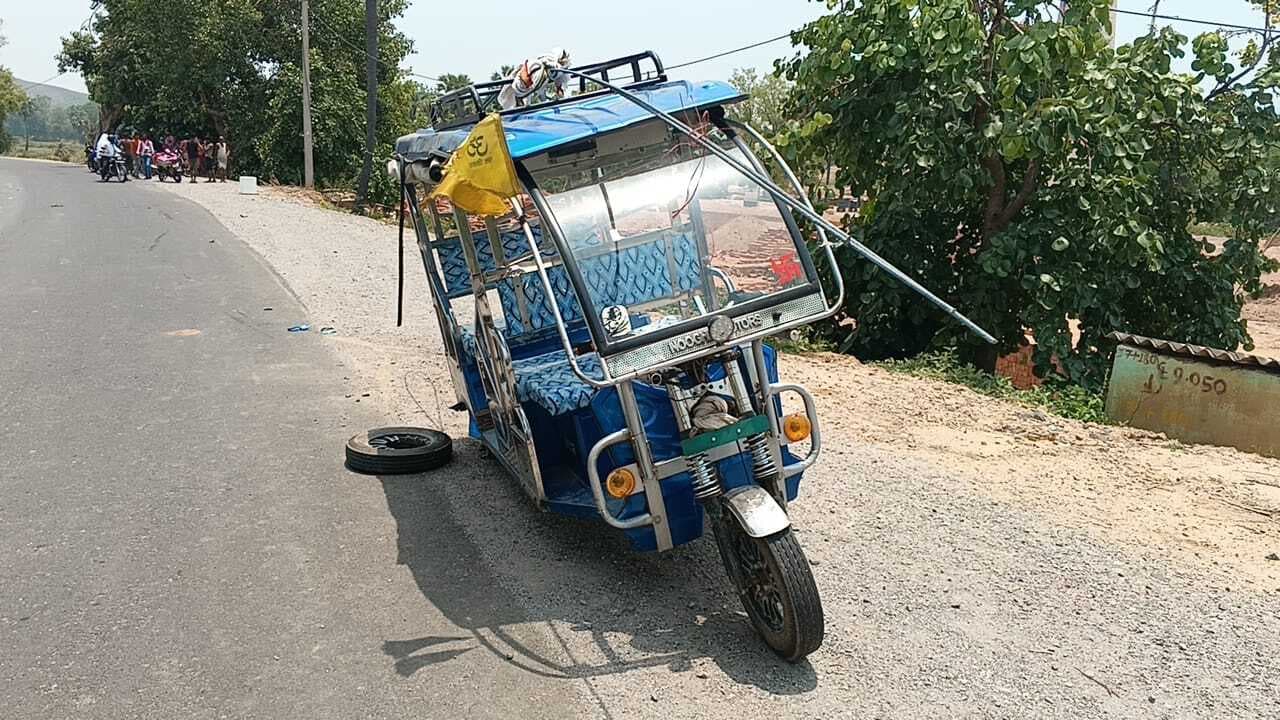 इ-रिक्शे में टक्कर से बाइक सवार युवक जख्मी, रेफर