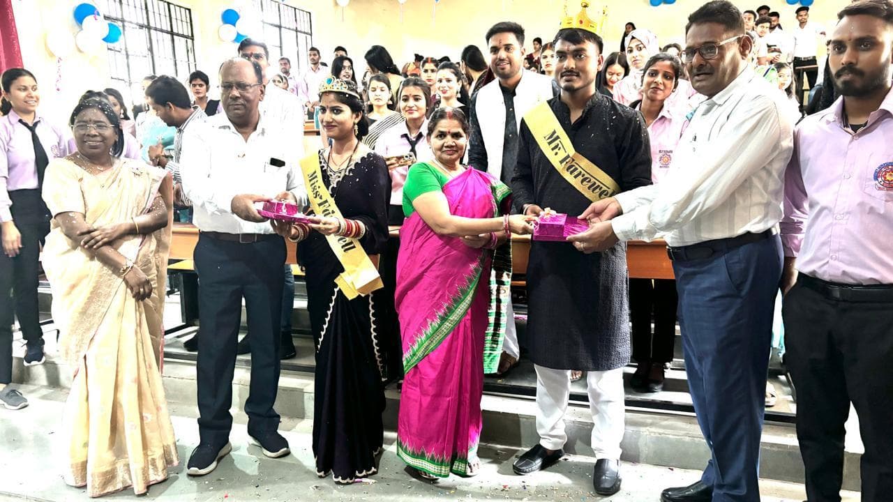 राजनीति विज्ञान विभाग में चतुर्थ सेमेस्टर के विद्यार्थियों को दी विदाई