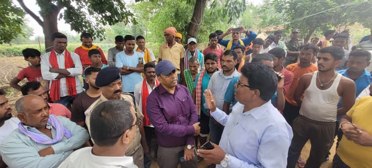 मोहनपुर के बोकना नवाकुरा गांव में वोट बहिष्कार, मशक्कत के बाद पड़े करीब छह फीसदी वोटबोकना नवाकुरा गांव के ग्रामीणों ने रोड़ नहीं तो वोट नहीं कह कर किया,वोट बहिष्कार