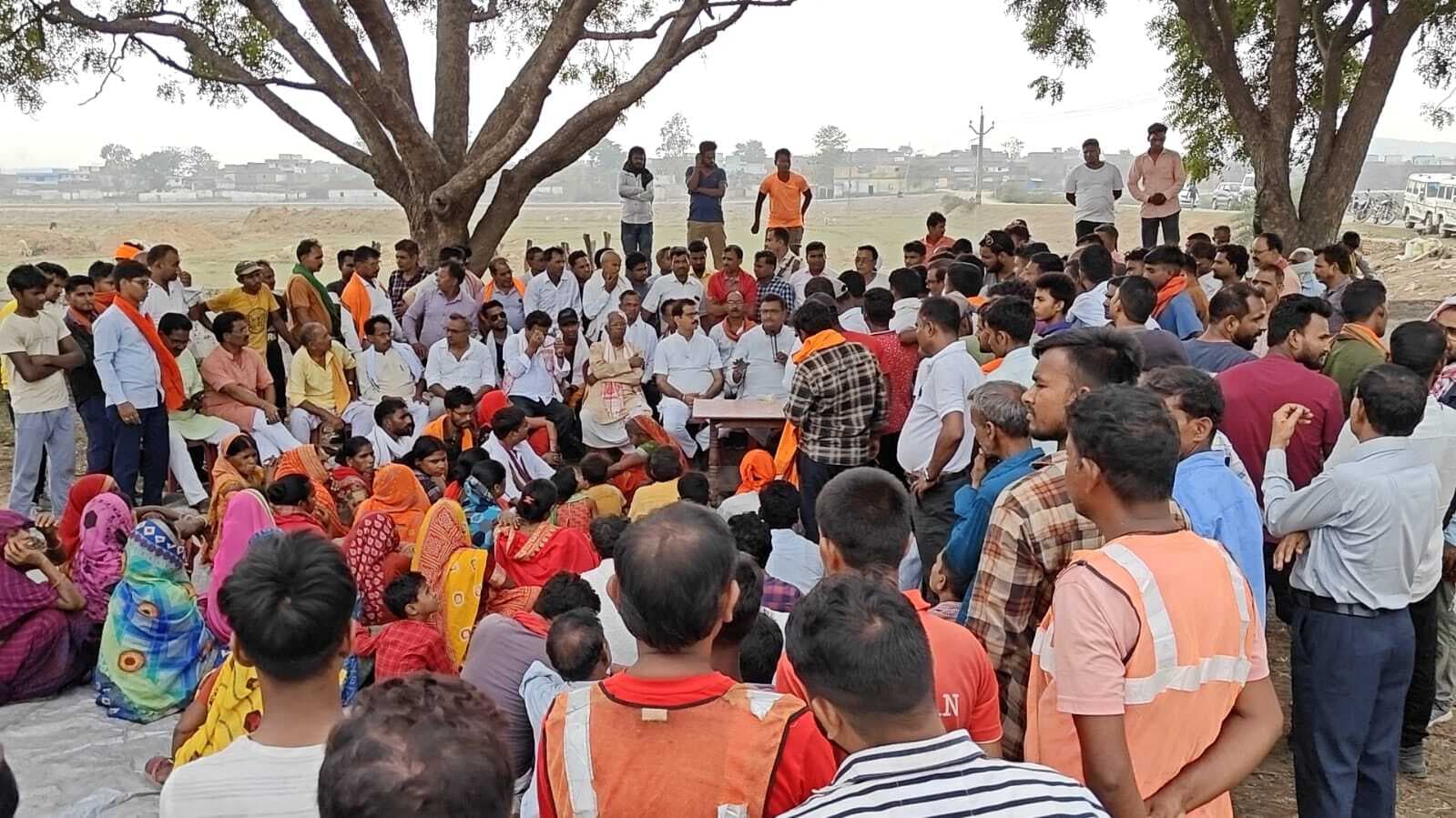 विस्थापन की मांग कर रहे भू-रैयत से मिले सदर विधायक, सहयोग का दिलाया भरोसा