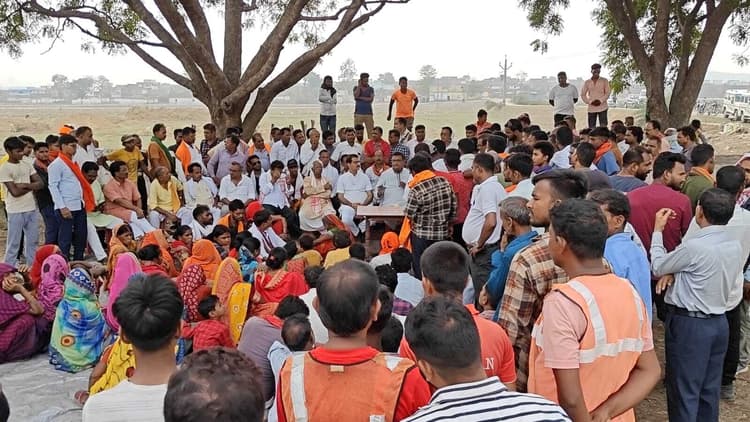 विस्थापन की मांग कर रहे भू-रैयत से मिले सदर विधायक, सहयोग का दिलाया भरोसा