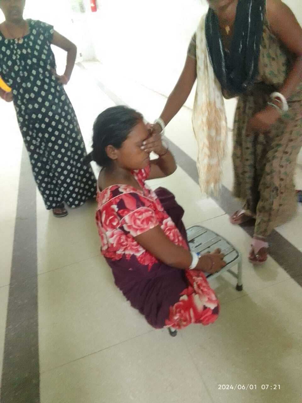 दिव्यांग प्रसूता को शौच के लिए ढाई घंटे तक अस्पताल में नहीं दिया व्हीलचेयर