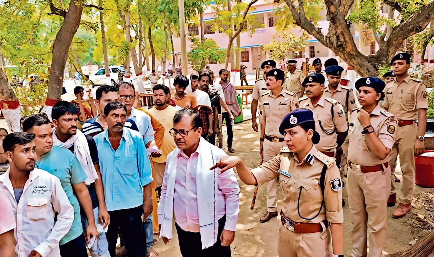 डीएम व एसपी ने बूथों का किया निरीक्षण, दिये निर्देश