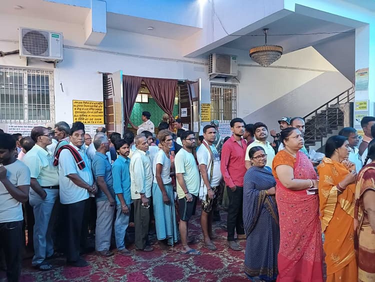 पटना... इस बार भी नहीं दिखा उत्साह, कम लोग निकले घरों से