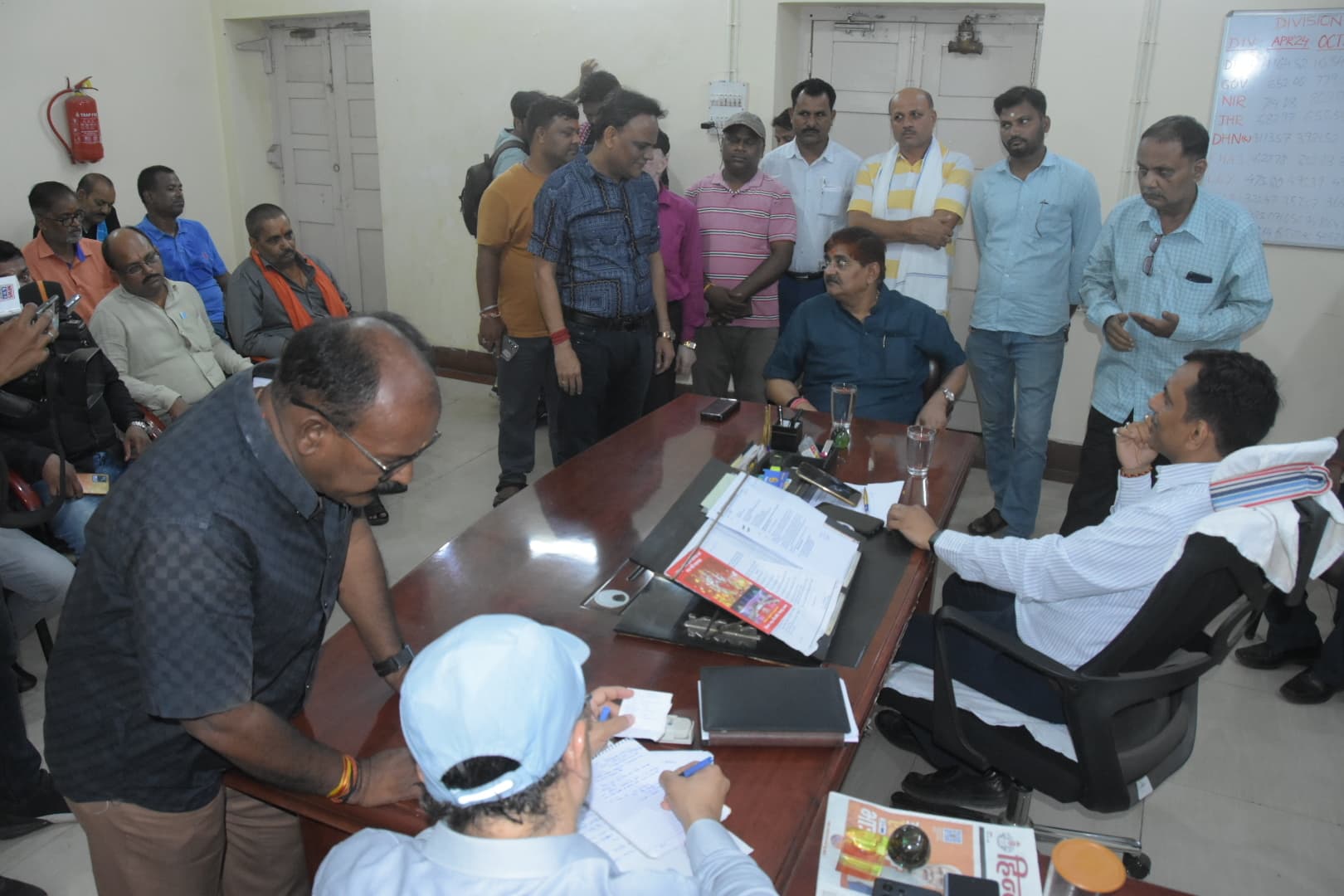 विधायक ने सड़क दुरुस्त करने को दी चेतावनी