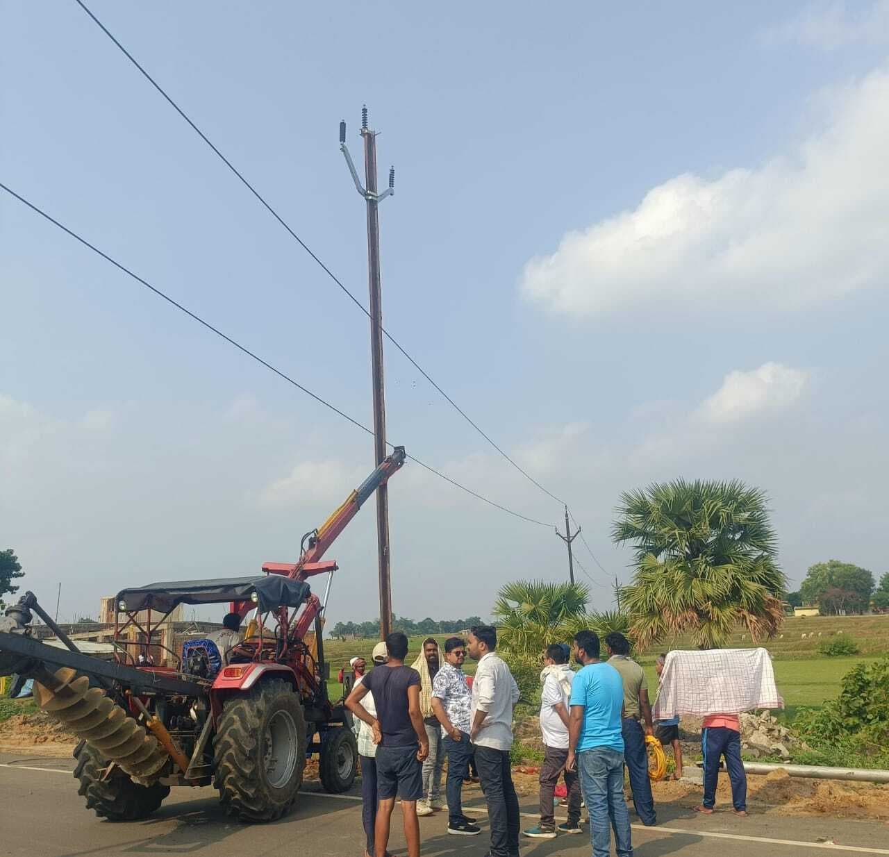 महारो व बरमसिया के बीच कई पोल से तार गिरे, बिजली आपूर्ति बाधित
