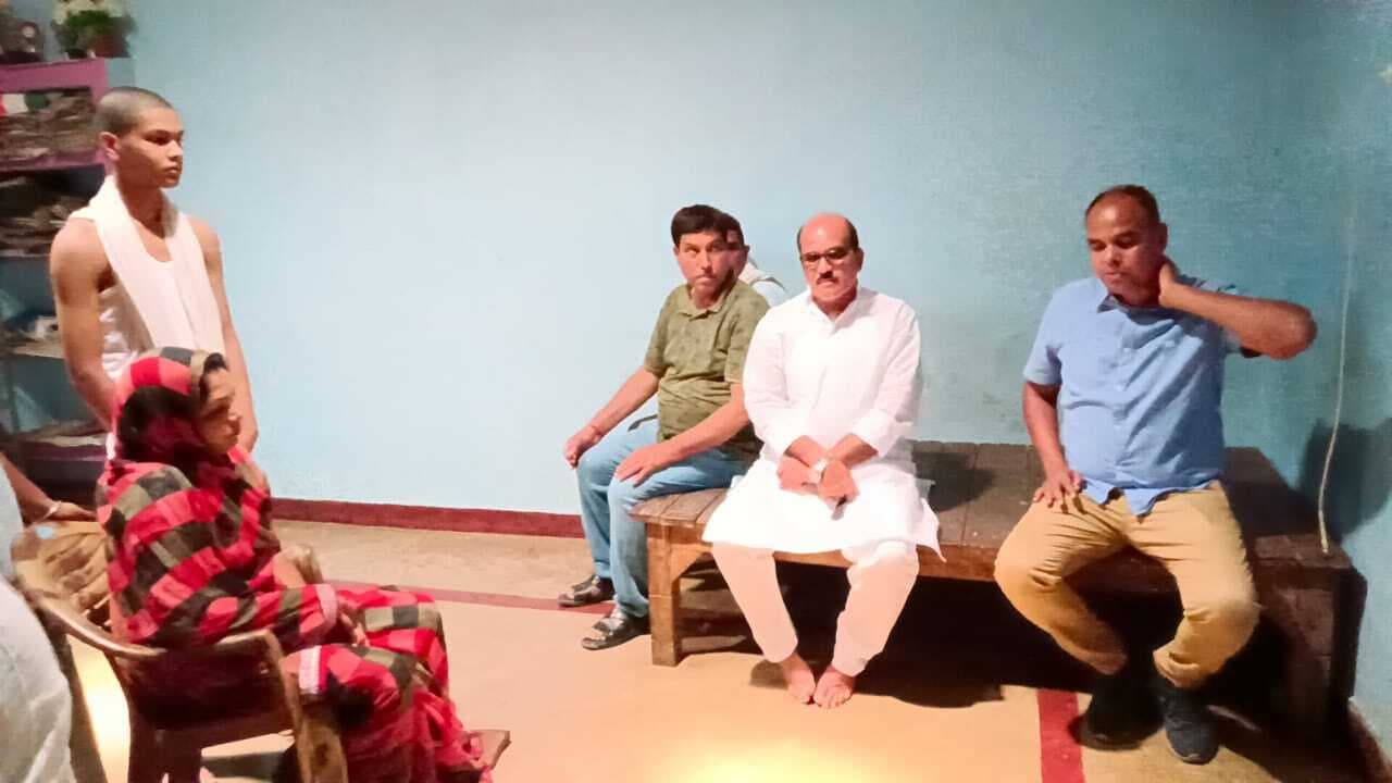 बगोदर विधायक मृतक के परिजन से मिलकर मदद का दिया आश्वासन