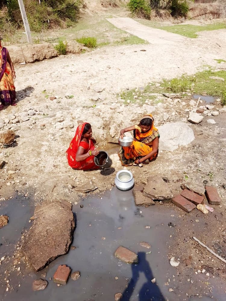 नदी में चुआं बनाकर पानी पीने को विवश हैं ग्रामीण