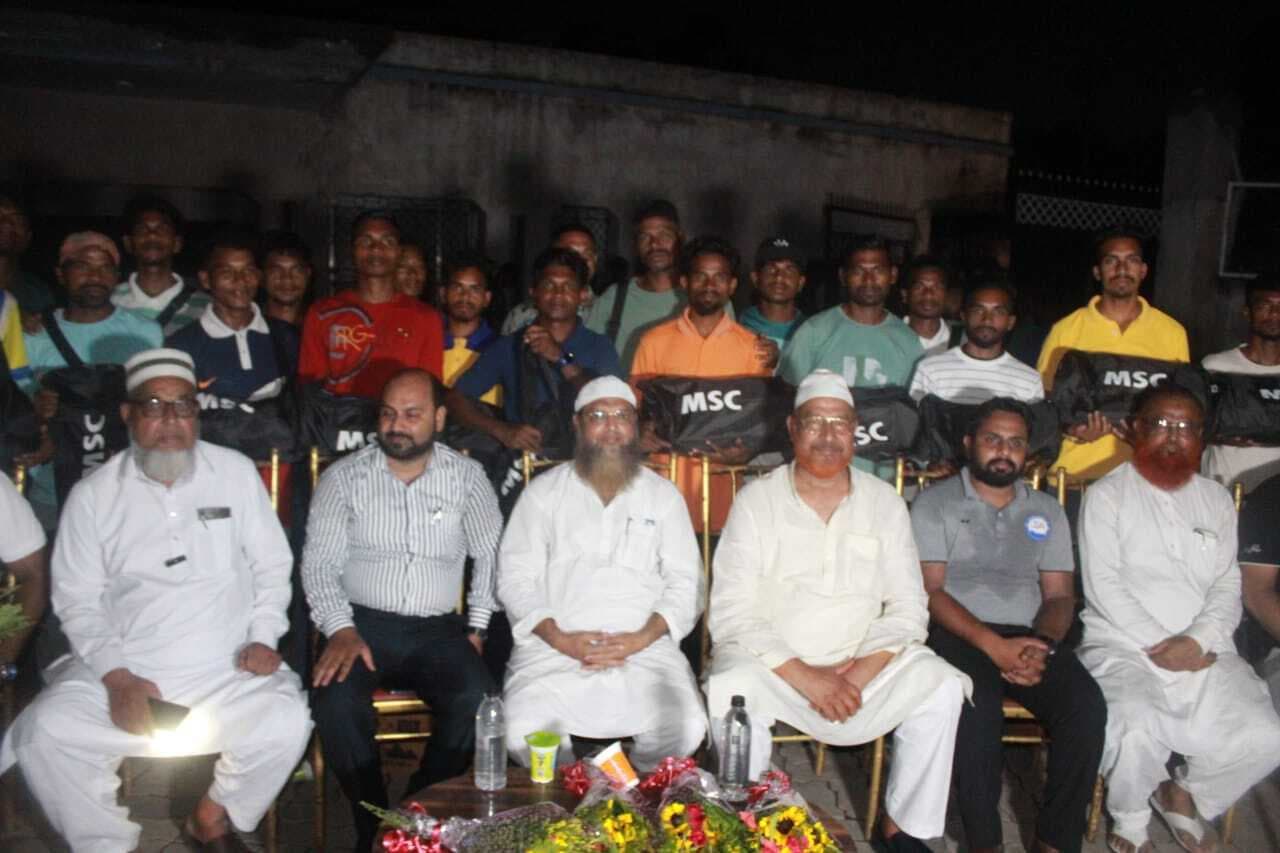 मोहम्मडन स्पोर्टिंग के खिलाड़ियों के बीच किट का हुआ वितरण