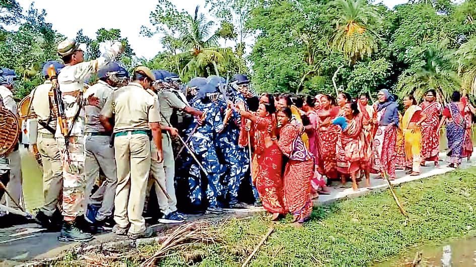 संदेशखाली में पुलिस के खिलाफ सड़क पर उतरीं महिलाएं, हुई झड़प