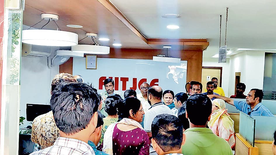 कोचिंग सेंटर अचानक बंद होने पर अभिभावकों ने मचाया हंगामा