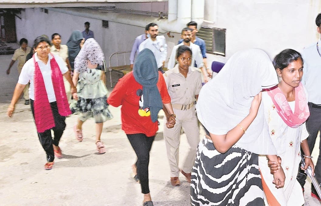 बैंबू स्पा में 20 हजार रुपये पति माह पर काम कर रही थीं युवतियां