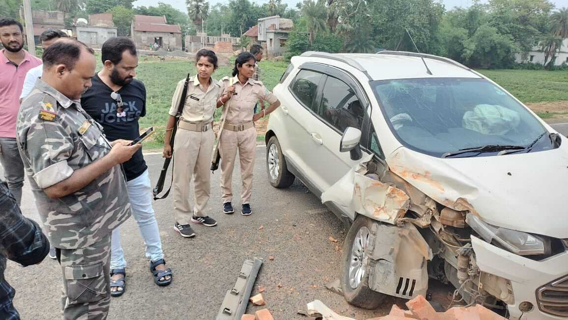 ओके : सड़क किनारे रखे ईंट से टकरायी कार, चालक घायल