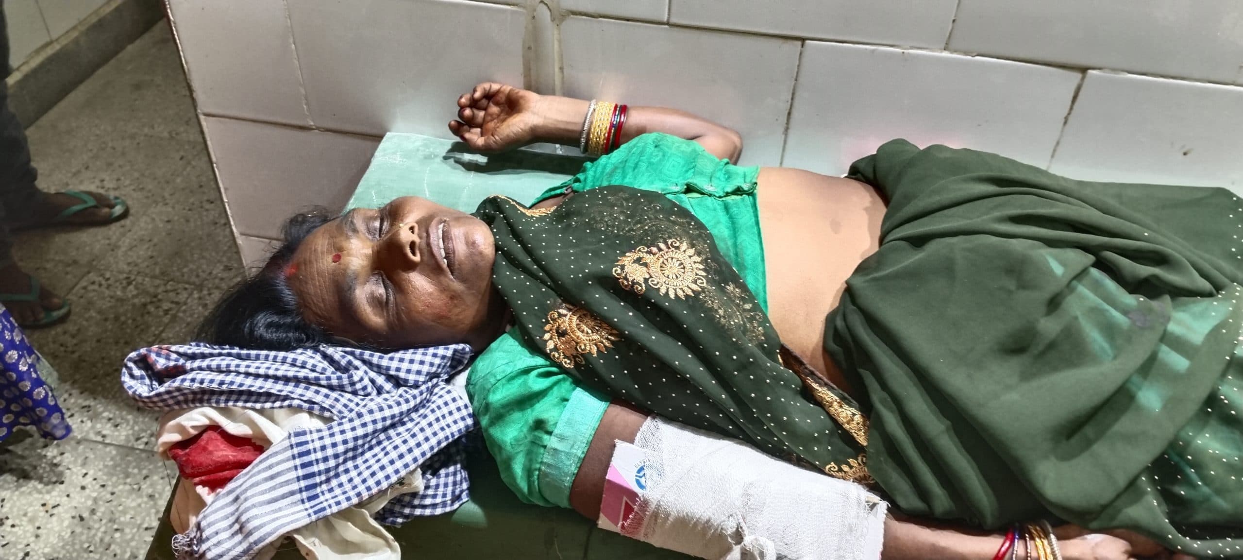 पिकअप के धक्के से दंपती घायल, धनबाद रेफर, नारायणपुर के लखनपुर में सड़क दुर्घटना