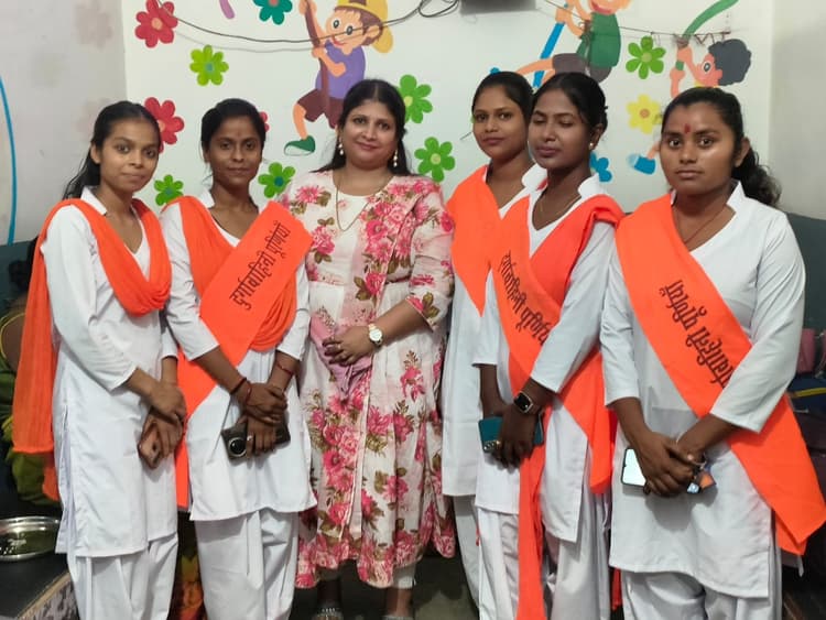 सात दिवसीय प्रशिक्षण को ले दुर्गा वाहिनी की टीम हुई रवाना