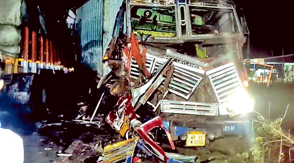 दो ट्रकों के बीच टक्कर, दोनों चालकों की हो गयी मौत