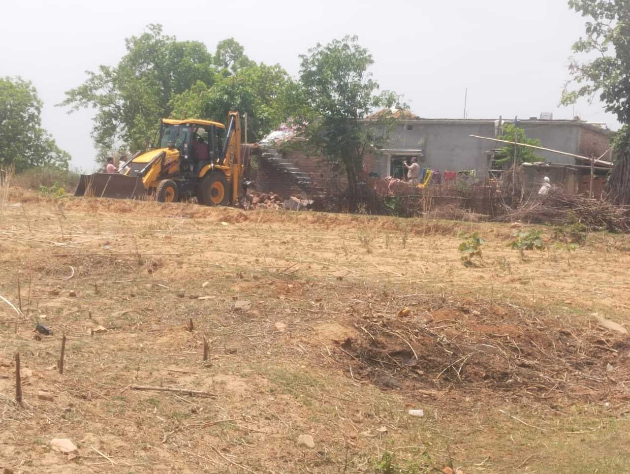 वन विभाग ने वन सीमा क्षेत्र में बन रहे घर को तोड़ा