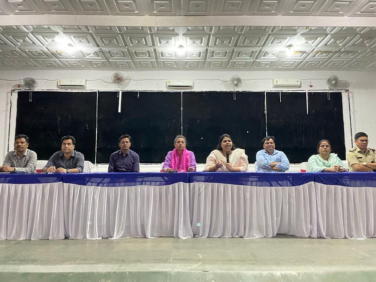 फोटोयुक्त पहचान पत्र के बगैर प्रवेश की अनुमति नहीं : डीसी