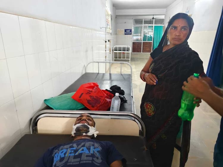 हादसा ::: कुत्ता को बचाने में बाइक से गिर कर युवक घायल