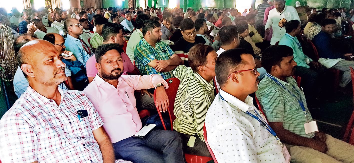 सुबह कूच के लिए दलों ने मतगणना केंद्र के समीप बनाया ठिकाना