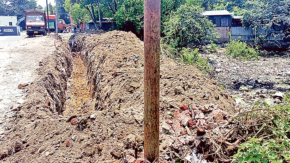 पूर्व पार्षद ने तालाब पाटने व अवैध रूप से नाली बनाने का लगाया आरोप