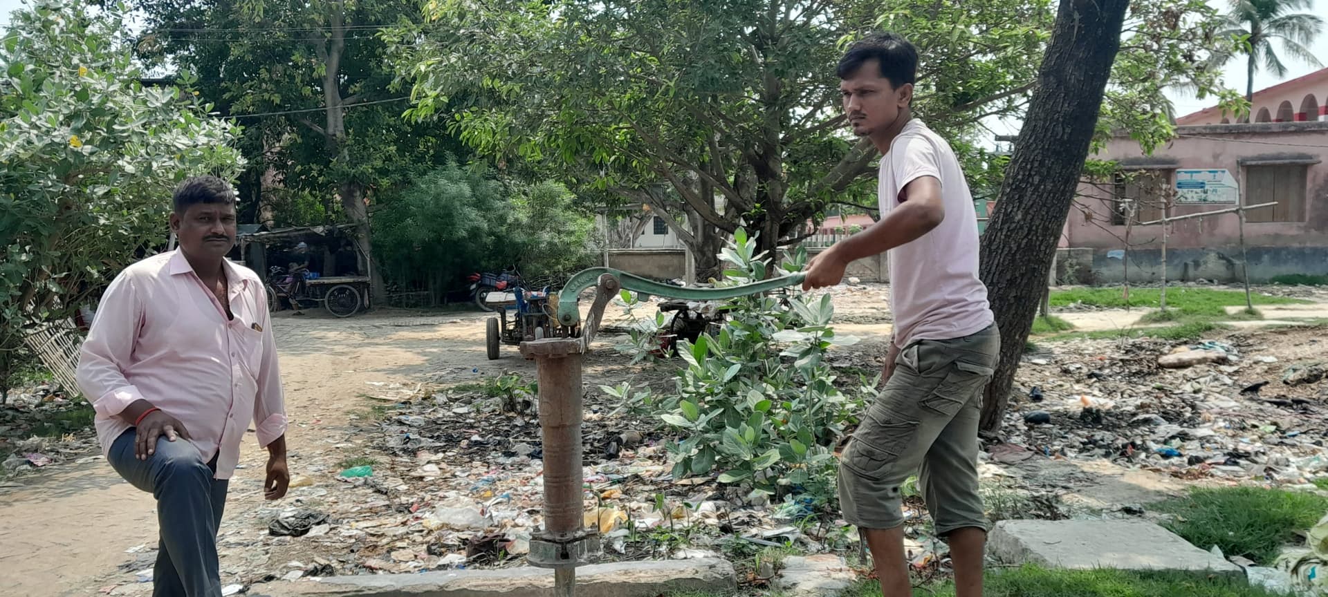 सिमरी हाट से लाखों के राजस्व की वसूली, एक अदद चापाकल की सुविधा नहीं