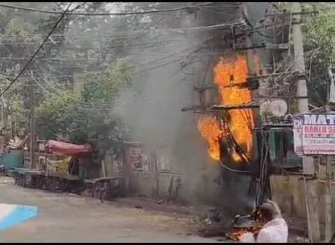 ओवरलोड होने से ट्रांसफॉर्मर में लगी आग, कई मुहल्ले की बिजली हुई गुल