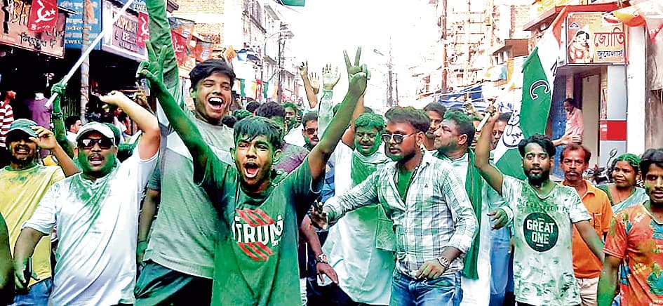 आसनसोल से शत्रुघ्न सिन्हा की जीत पर रानीगंज में मना जश्न