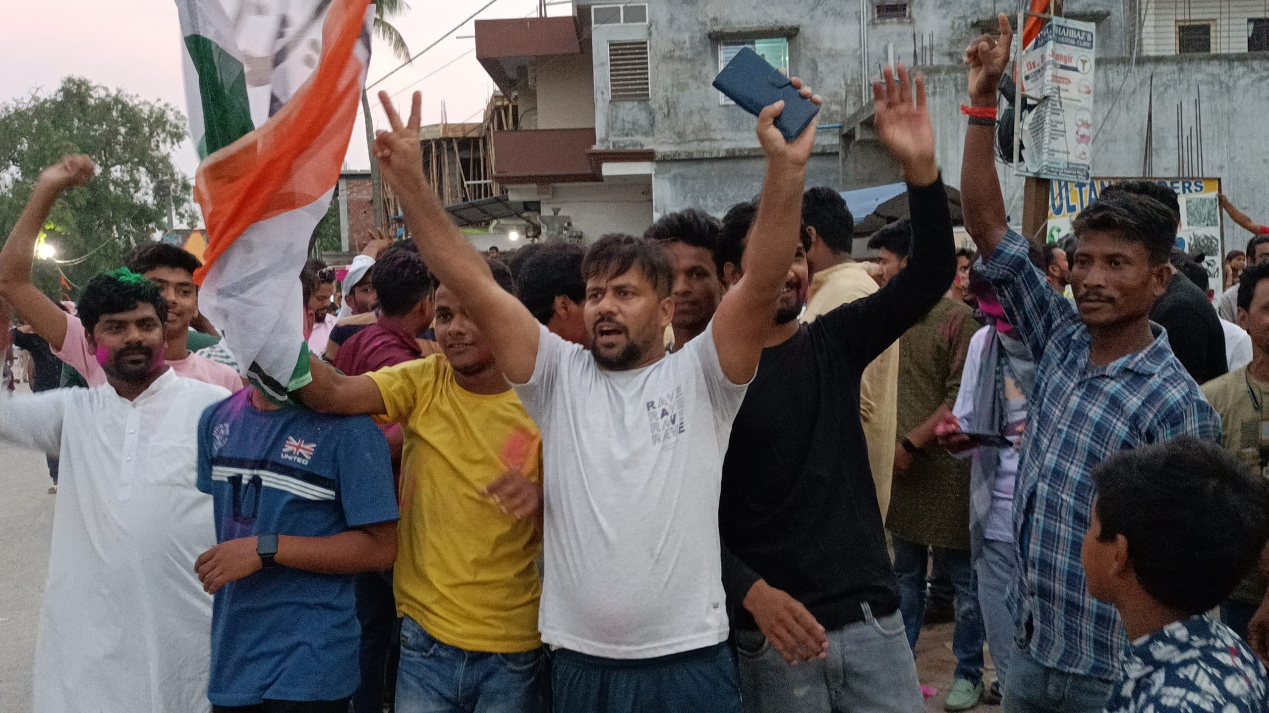 कांग्रेस प्रत्याशी डा जावेद आजाद की जीत,जश्न में डूबे महागठबंधन के कार्यकर्ता