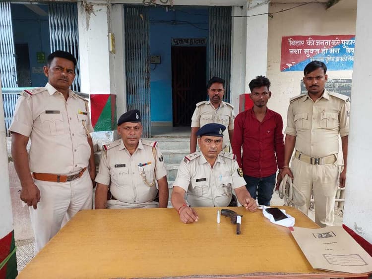 लोडेड कट्टा के साथ बाइक सवार युवक गिरफ्तार