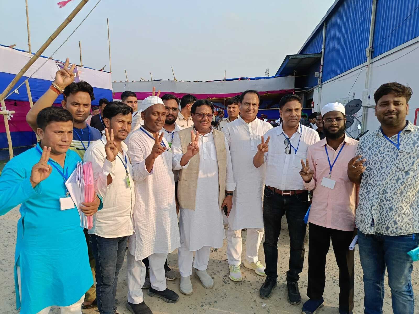 मतगणना स्थल के बाहर था समर्थकों का जमावड़ा