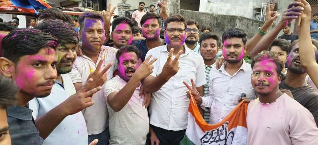 कांग्रेस की जीत पर पौआखाली में मना जश्न