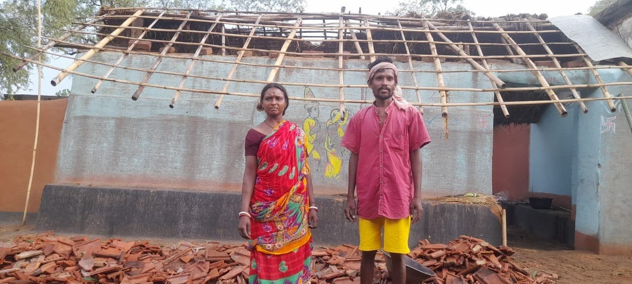 तेज आंधी और बारिश में कई घरों के उड़े छप्पर, गिरे पोल व ब्लैकआउट