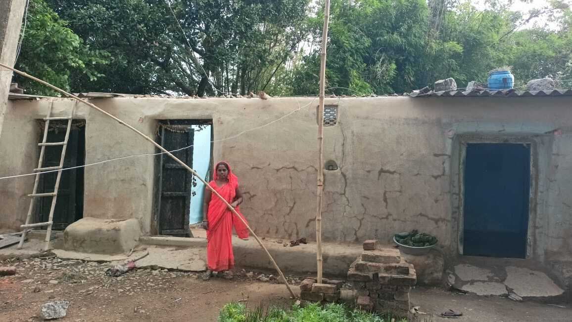 बेड़ो में आंधी-तूफान से उड़े कई घरों के छप्पर