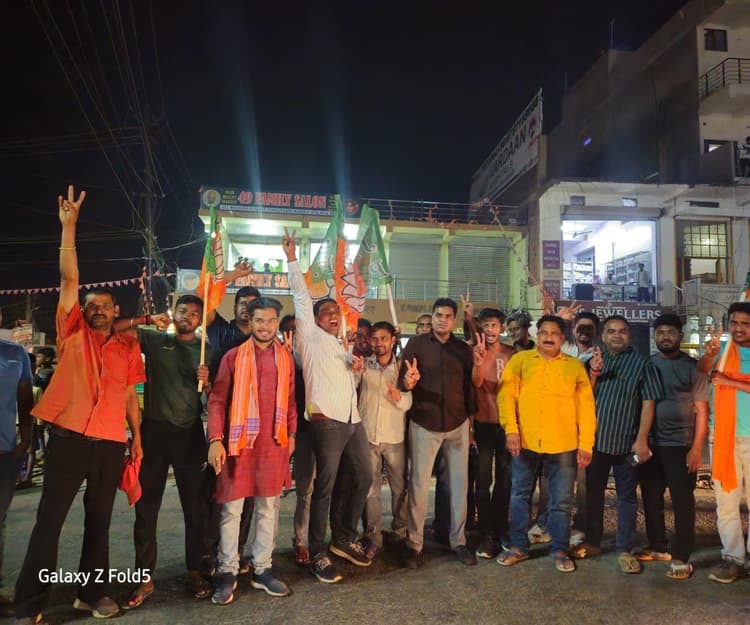 एनडीए की जीत पर रातू में आतिशबाजी