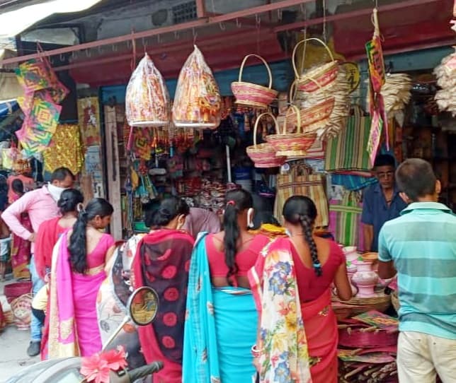 सुहागिनों का वट सावित्री पूजा आज, महिलाओं ने जमकर की खरीदारी