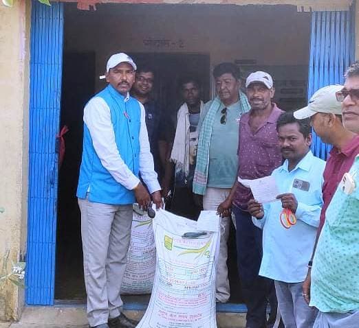 किसानों के बीच धान के बीज का किया गया वितरण