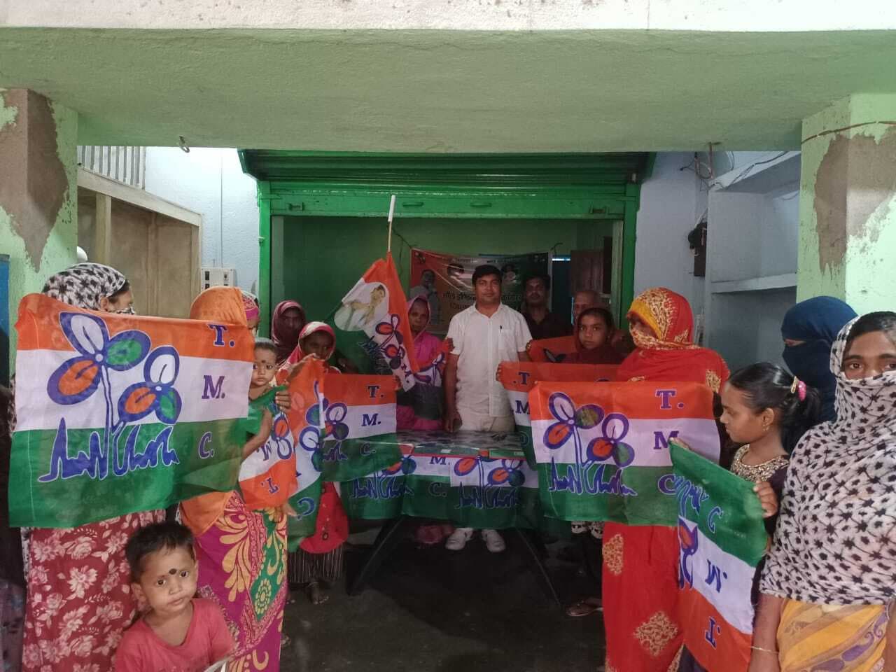 टीएमसी की जीत पर कार्यकर्ताओं ने मनाया जश्न