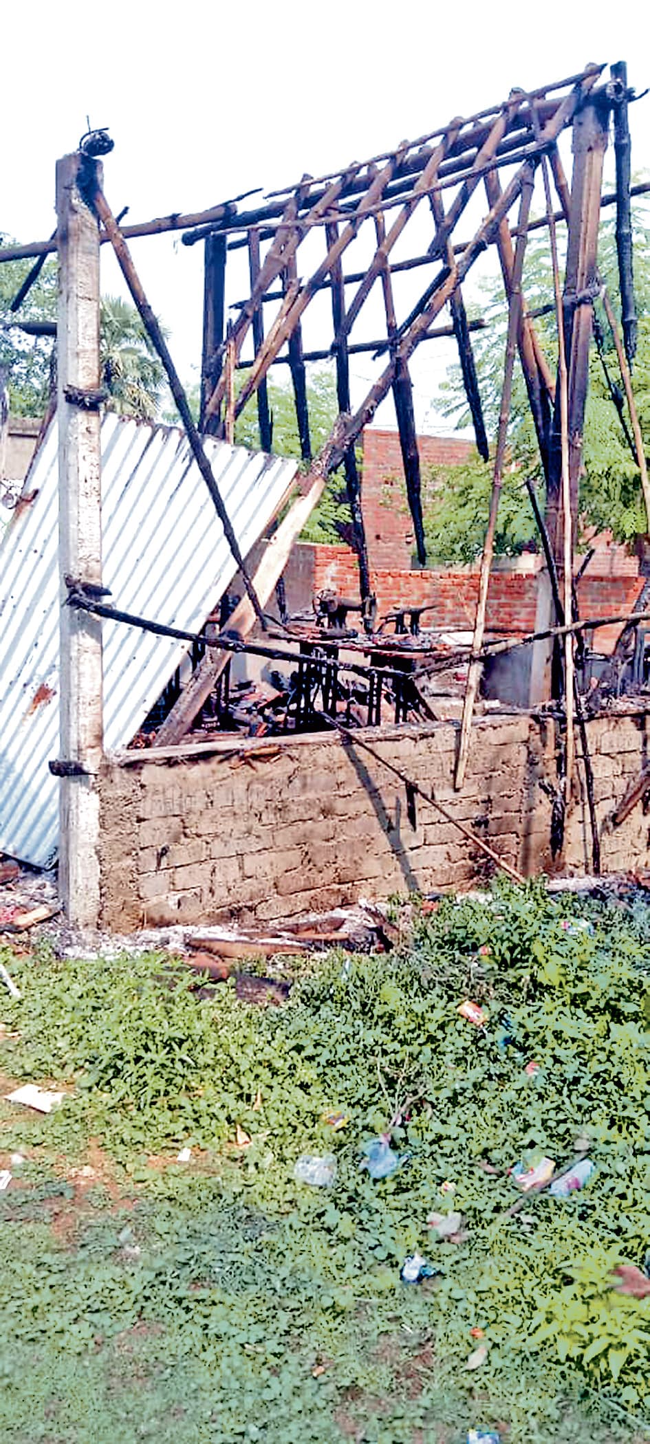 माकपा के बूथ एजेंटों के घरों पर हमला, दुकान फूंकी, तनाव