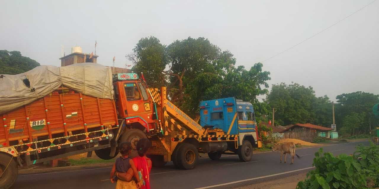 लीची से भरा ट्रक अनियंत्रित होकर सड़क पर पलटा