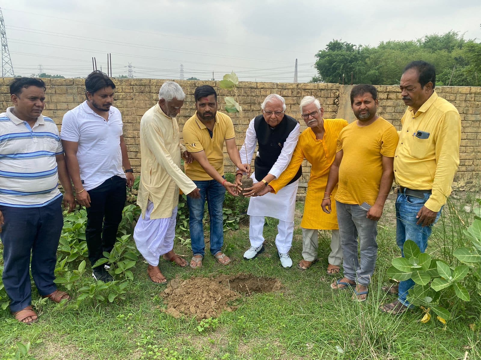 गायत्री परिवार ने विद्यालय परिसर व अन्य सार्वजनिक स्थलों पर किया पौधरोपण