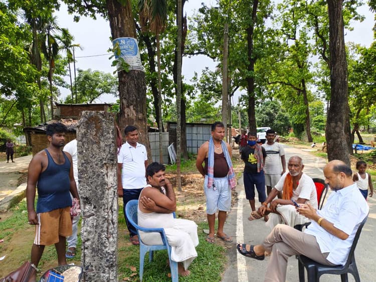 मृतक के परिजनों से मिले पूर्व विधायक गोपाल अग्रवाल, सरकारी मुआवजा दिलावाने का दिया भरोसा