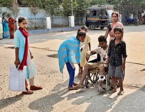 व्हील चेयर व स्ट्रेचर से मरीजों को ले जाने में हो रही परेशानी