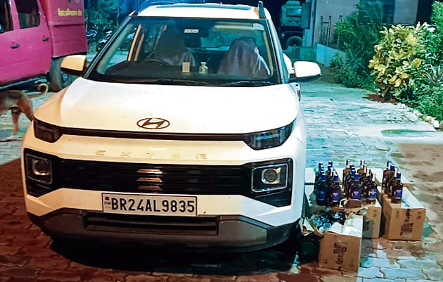 तिलौथू में एनएच-टूसी पथ से एक कार सहित 70 लीटर शराब बरामद