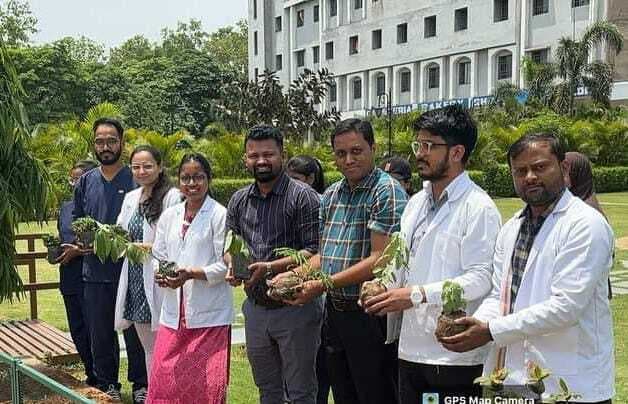 डॉक्टरों और नर्सों ने लगाये फलदार और औषधीय पौधे