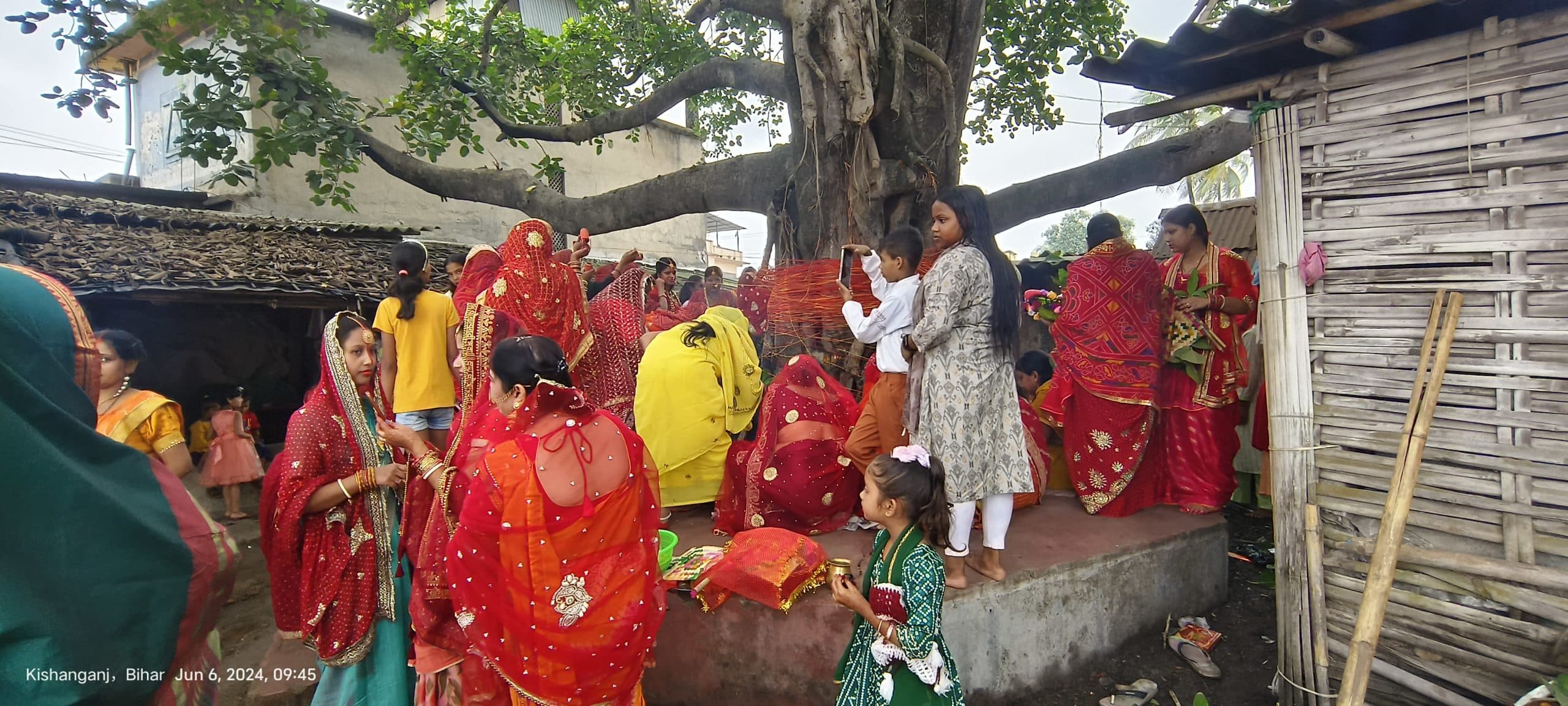 सुहागिनों ने पति के लंबी उम्र के लिए रखा व्रत, वट-वृक्ष की पूजा कर लिया आशीर्वाद