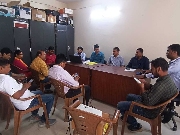 डाटा इंट्री ऑपरेटर प्रखंड मूल्यांकन व अनुश्रवण पदाधिकारियों को एनसीडी एप्प व भव्या एप्प का दिया प्रशिक्षण