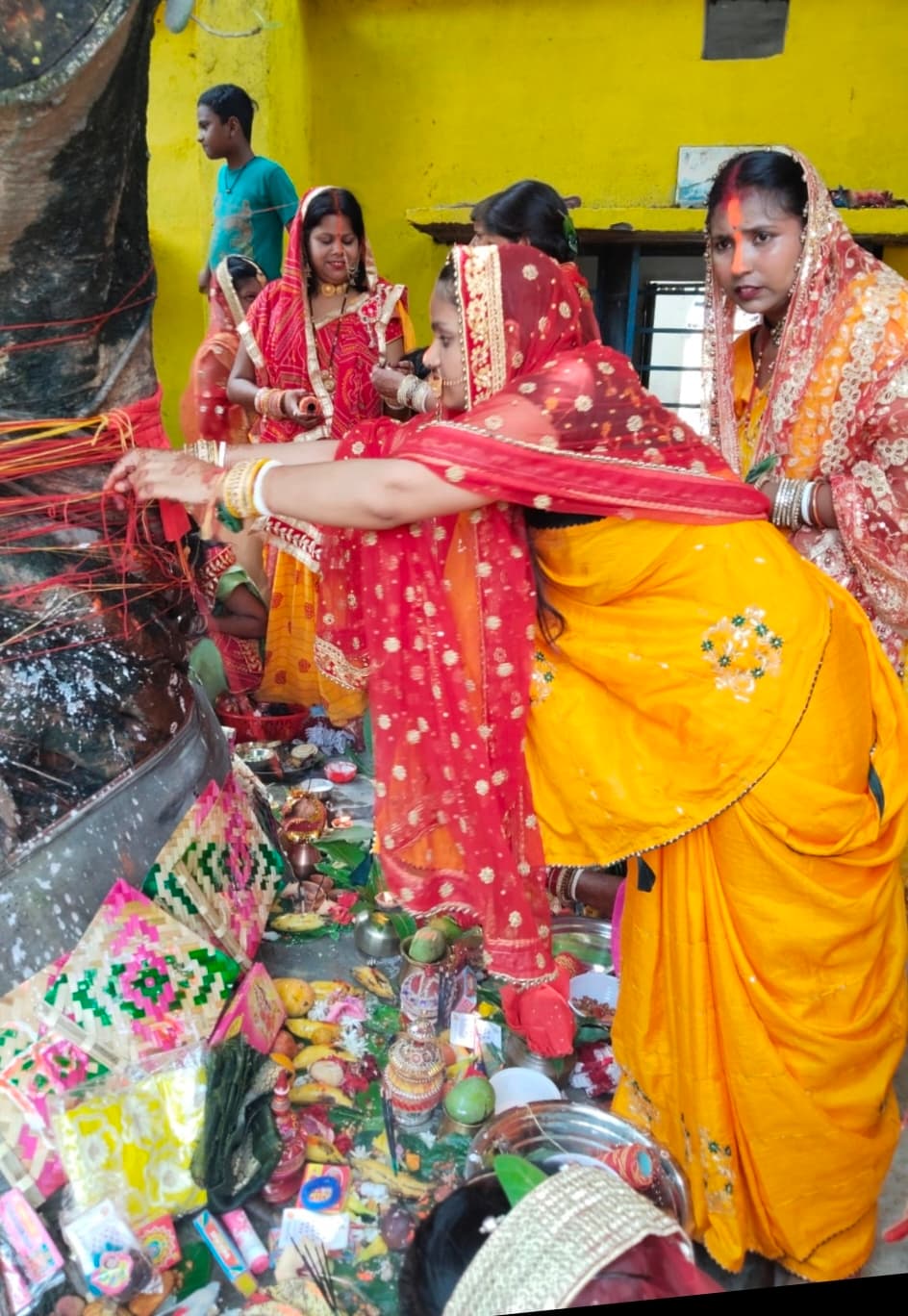 पति के दीर्घायु होने की कामना के साथ महिलाओं ने किया वट सावित्री व्रत