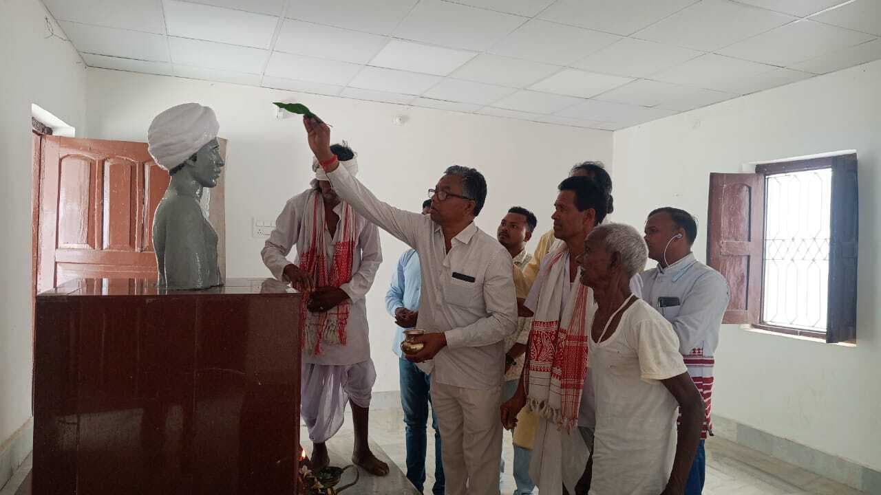 कालीचरण ने भगवान बिरसा मुंडा को किया नमन